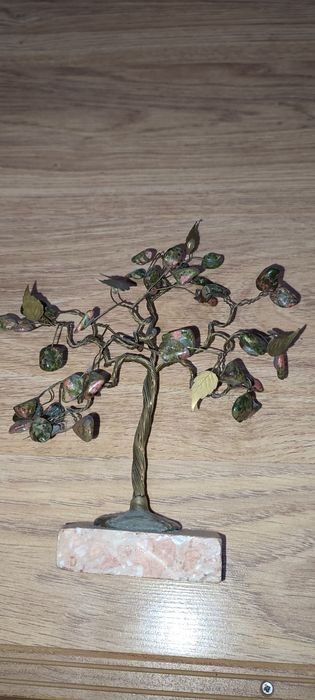 Дерево с камнями, яшма зелёная