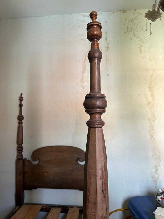 Cama antiga de colunas torneadas (madeira de vinhático) (1880 - 1910)