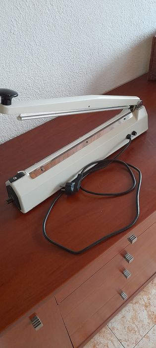 Máquina  de selar/fechar sacos de plástico até  20  cm de largura.