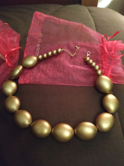 Um colar, uma pulseira, em dourado, Novos