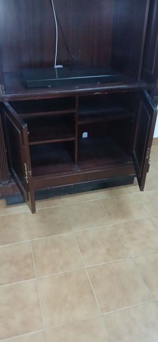 Armário antigo para televisor
