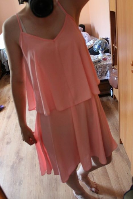 brzoskwiniowa sukienka z falbanką waterfall atmosphere s m uni szyfon