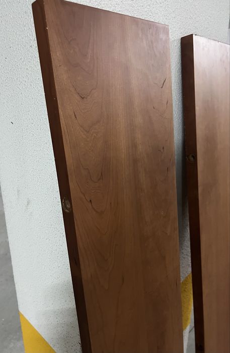 Prateleiras castanhas