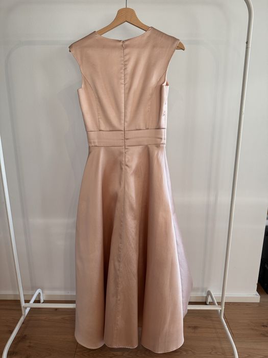 Simple: jasnoróżowa połyskująca sukienka