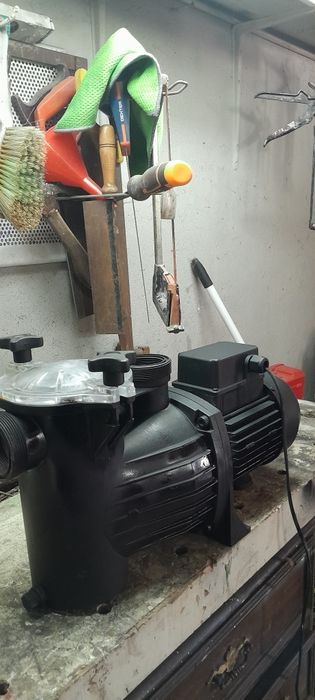 Bomba de piscina de 1 KW.