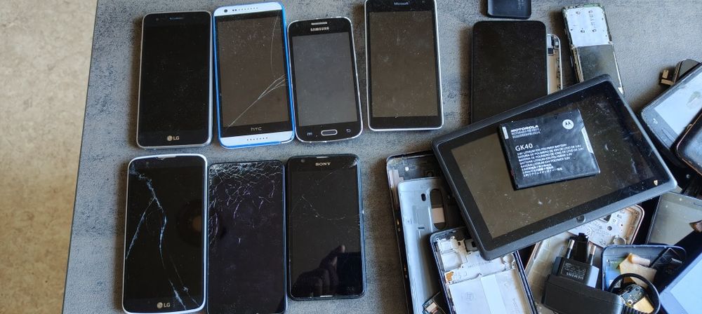 Kilka sprawnych telefonów + złom telefoniczny