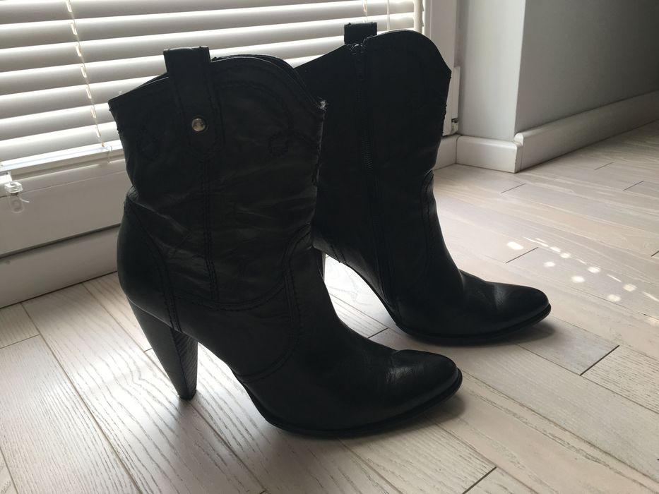 Bata. Czarne kowbojki retro 41
