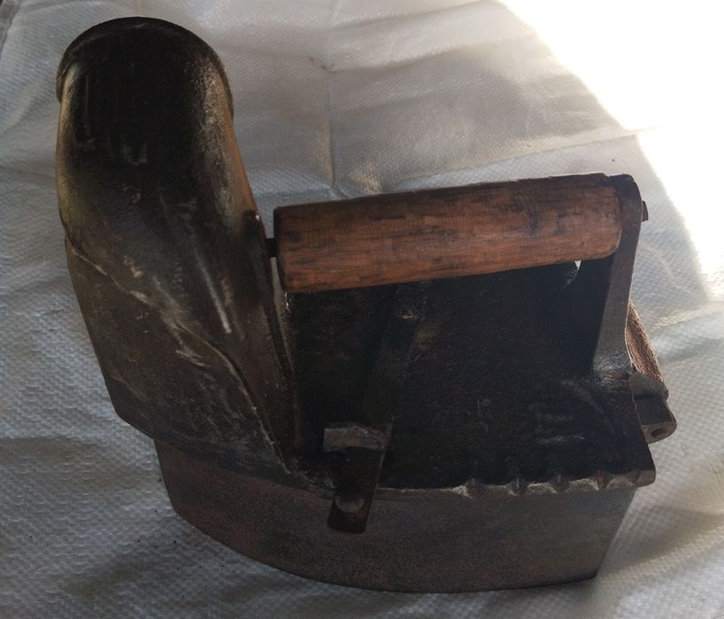 Старинный утюг на углях с дымоходом.