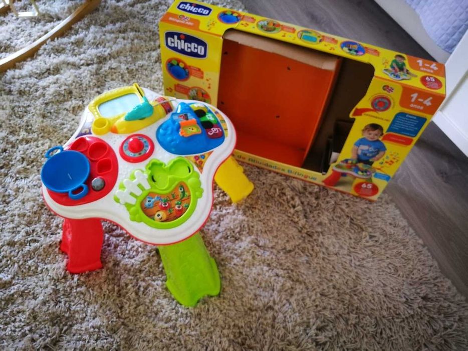 Mesa de actividades bilingue (Chicco) com caixa