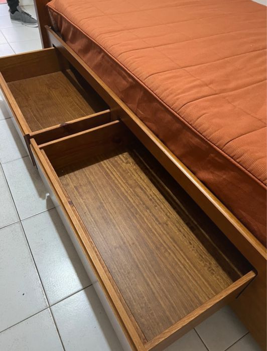 Cama de Solteiro de Madeira de Pinho