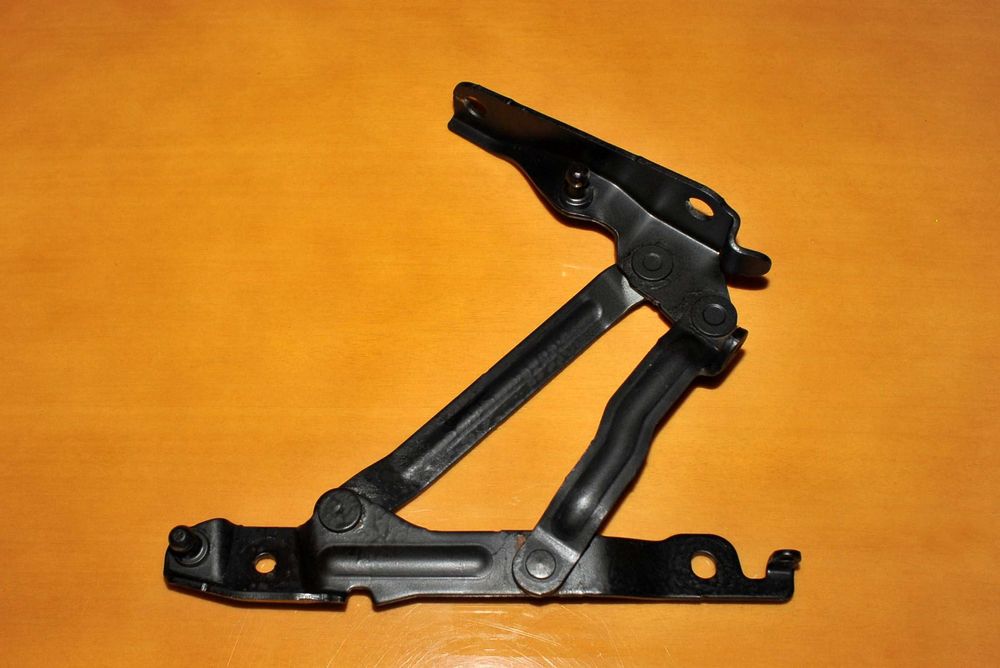 Петля ЛЕВАЯ крышки багажника Мазда 3 ВК 2003-2008 г.в. ОРИГИНАЛ