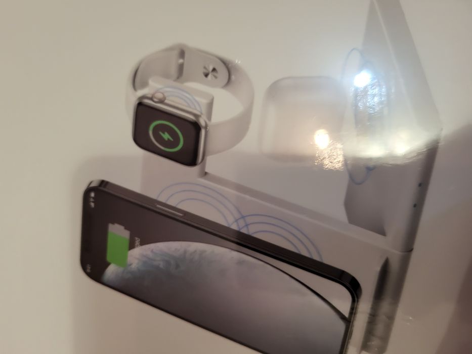 Беспроводное зарядного устройсьво 3 в 1м