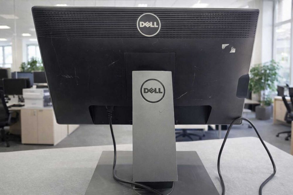 Монитор Dell U2312HM б\у (має сліди єксплуатації є подряпини працює )