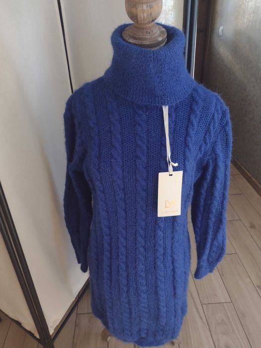 Sukienka akrylowa z golfem chabrowa.