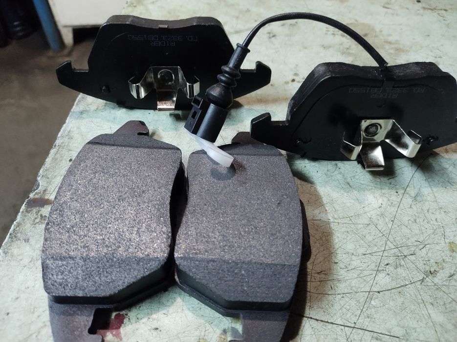 Тормозні колодки на W Cabbi  Максі.
