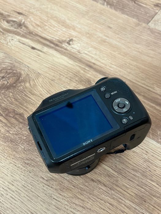 Цифровий фотоапарат Sony Cyber-shot DSC-H100.