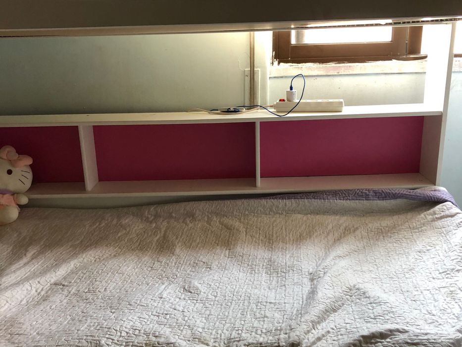 Cama beliche com estante