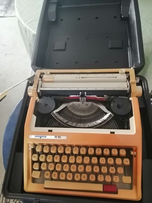 Máquina de escrever Magma M 10 e caixa de origem