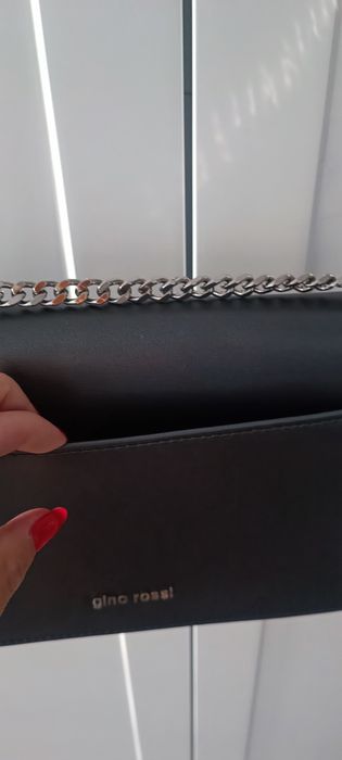 Skórzana torebka Gino Rossi na łańcuszku