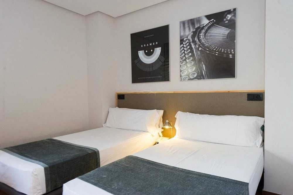 Продаж готелю. 24 номери. Висока дохідність. Льорет. Поруч Барселона