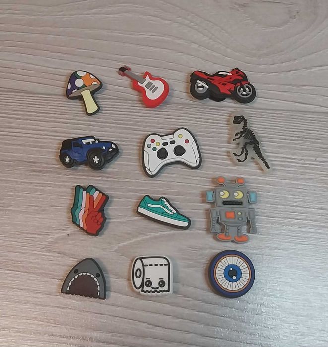 Przypinki do Crocsów - zawieszki charmsy pins gadżety do Crocs
