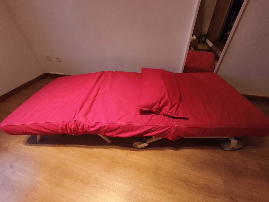 Sofá cama vermelho dobrável