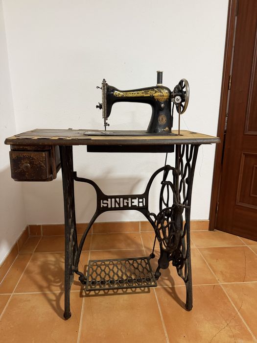 Máquina de Costura Antiga Singer com Mesa Original