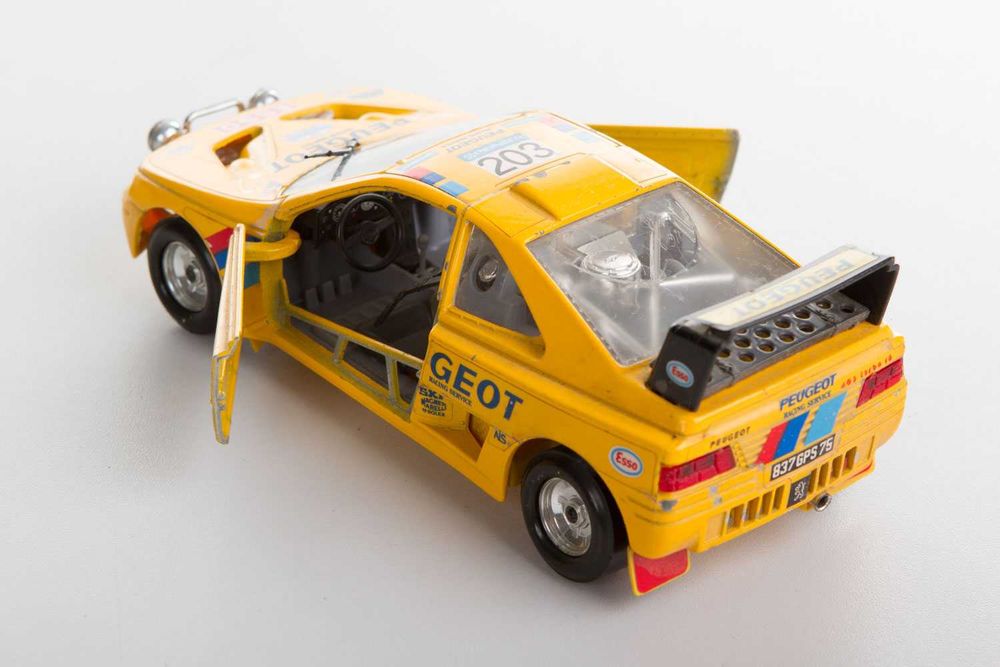 Model metalowy auto kolekcja bburago Dodge Mercedes Bugatti Ferrari