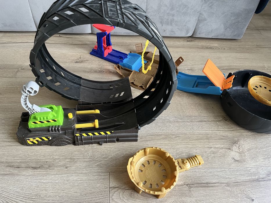 Zestaw Hot Wheels Monster Truck walizka