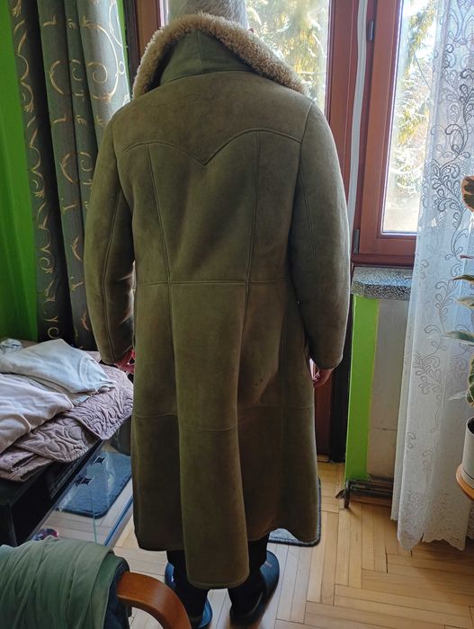 Kożuch z owczej skóry.