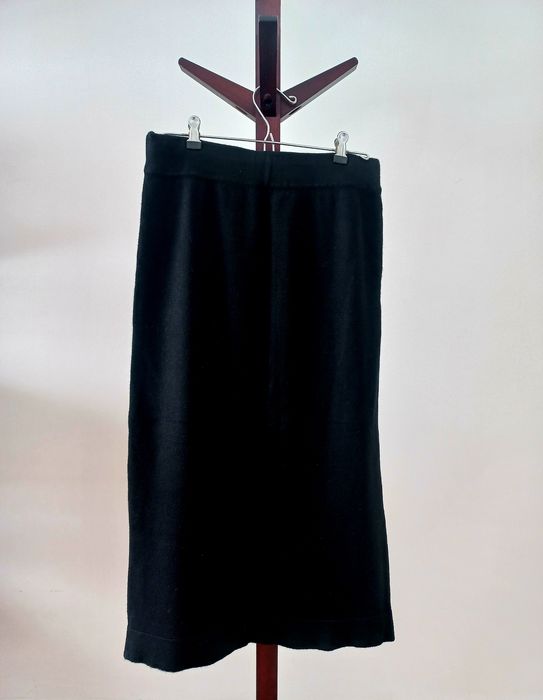 Saia midi preta em modal com bolsos