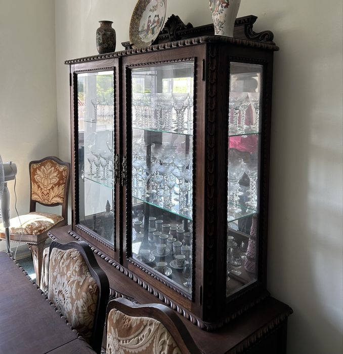 Cristaleira/vitrine antiga em madeira maciça (Preço negociável)