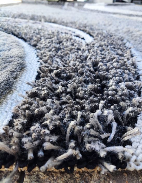 Carpete com contraste cinza/branca/preta