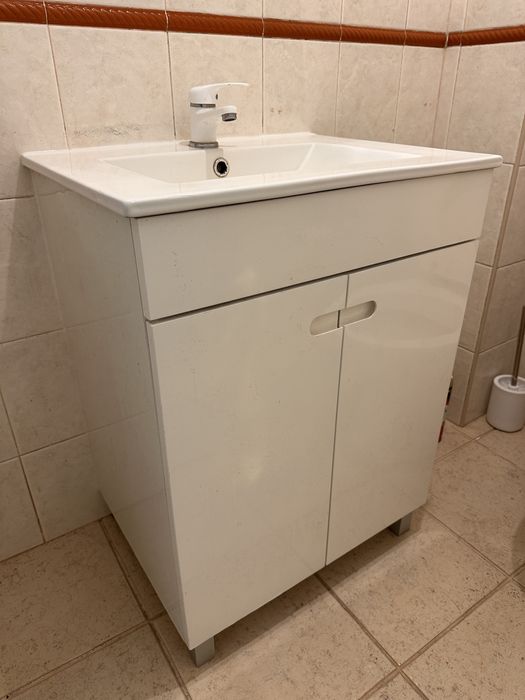 Armário com lavatório casa banho