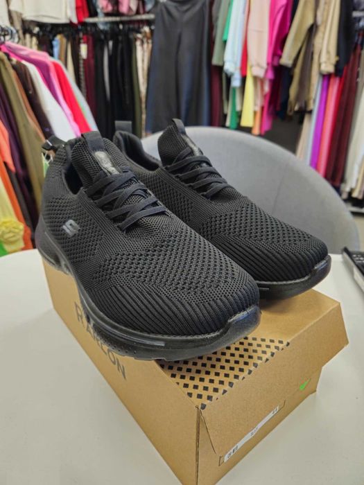 Buty sportowe męskie r. 43 czarne, lekkie i wygodne !!!