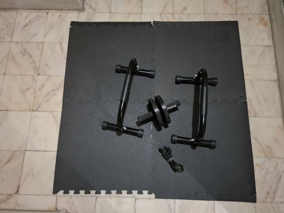 Barras paralelas, roda abdominal, tapete puzzle e corda de saltar