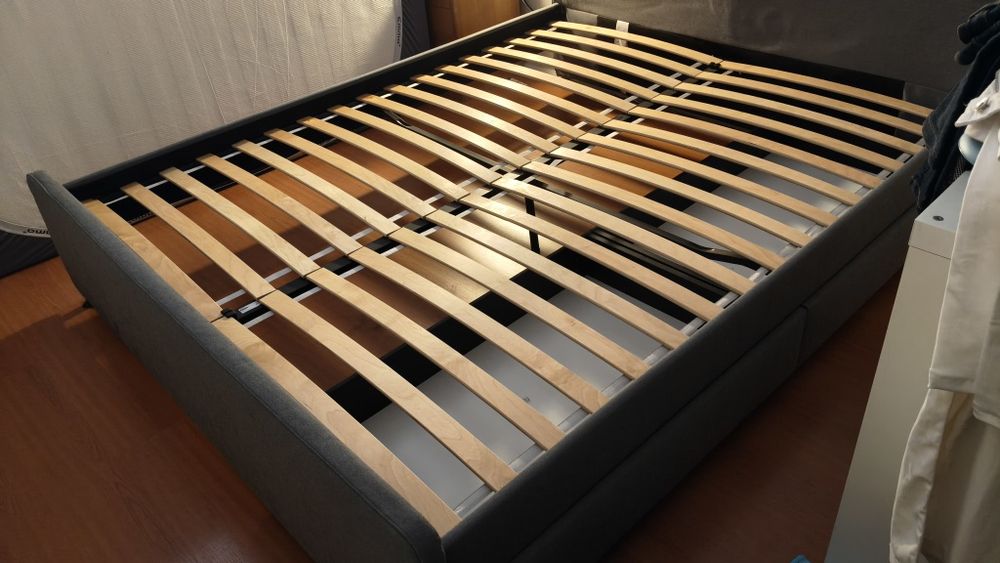 Cama IKEA Hauga estofada com cabeceira e dois gavetões (opcional)
