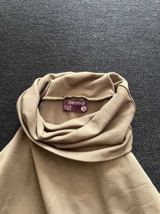 Top de gola alta caqui