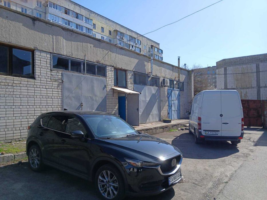 Складське приміщення, можливо під обслуговування авто.