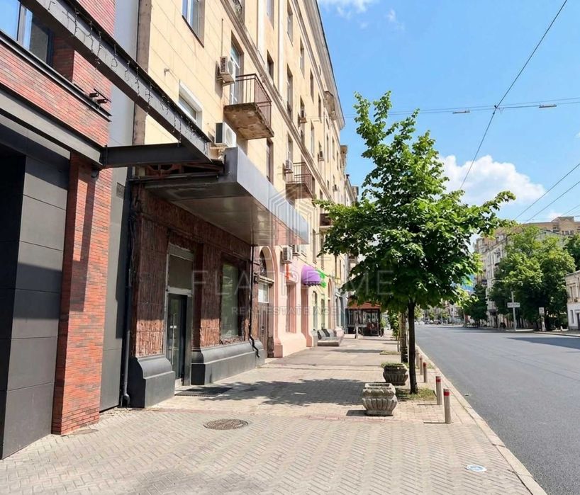 БЕЗ% Продаж фасадного комерційного приміщення з терасою, центр