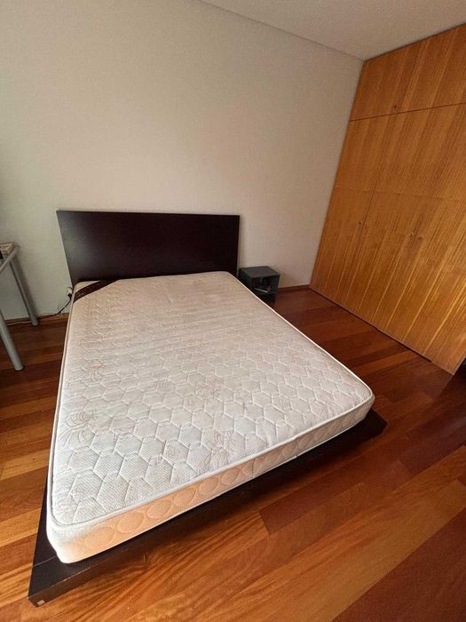 Cama de casal 160x200 estrutura escura - Maia