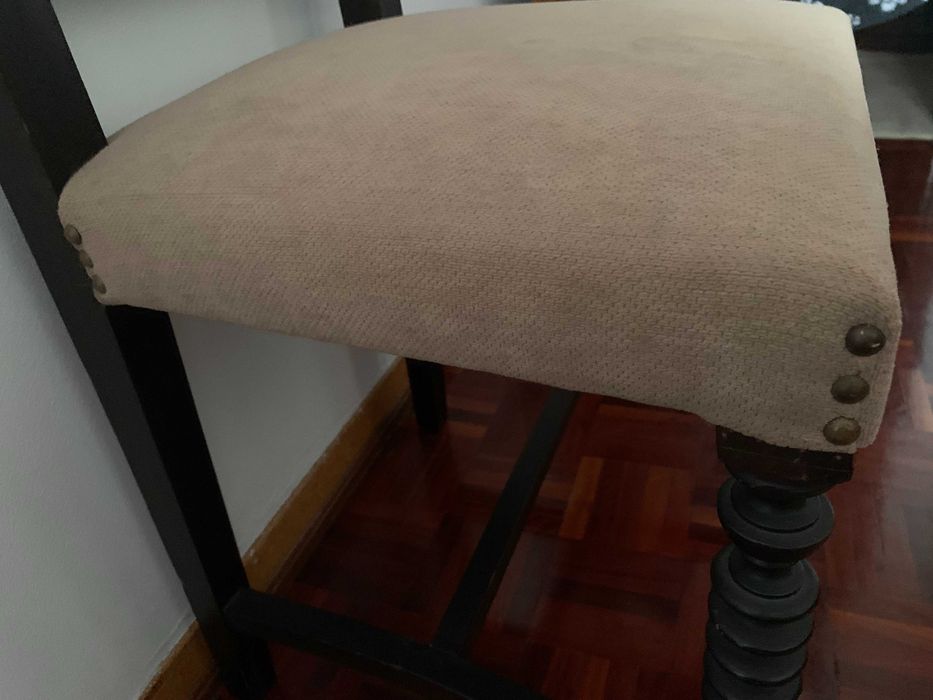 2 Cadeiras de Madeira Escura