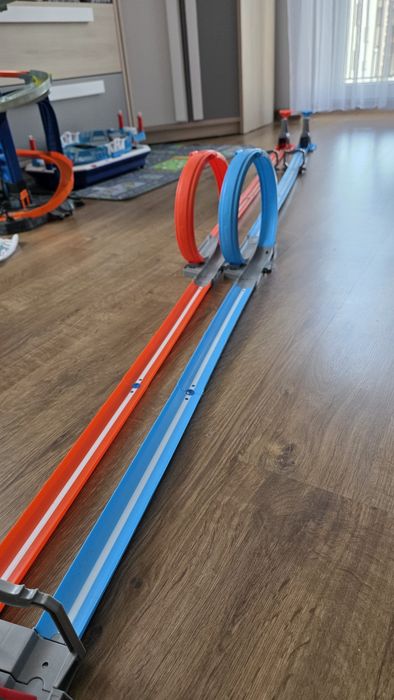Tor wyścigowy hot wheels  z dwoma pętlami plus dwa autka