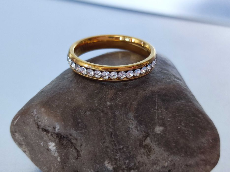 pierścionek obrączka z cyrkoniami r 18mm stal szlachetna