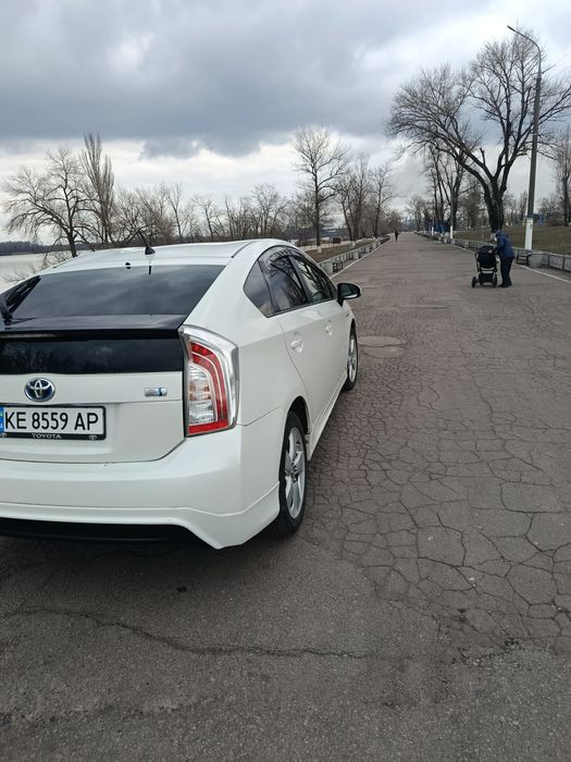 У продажі авто Toyota Prius 2014 3 покоління FL 1.8 AT (136 к.с.)