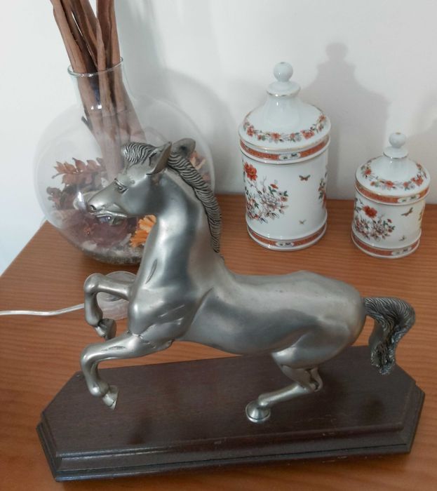 Estatueta com Cavalo de Estanho Puro 95% Aplique