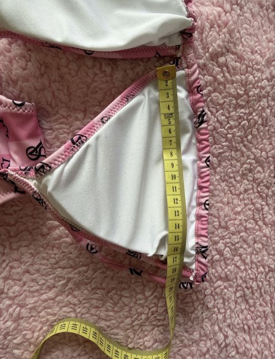 Bikini we wzór vs różowe w paski dwuczęściowe