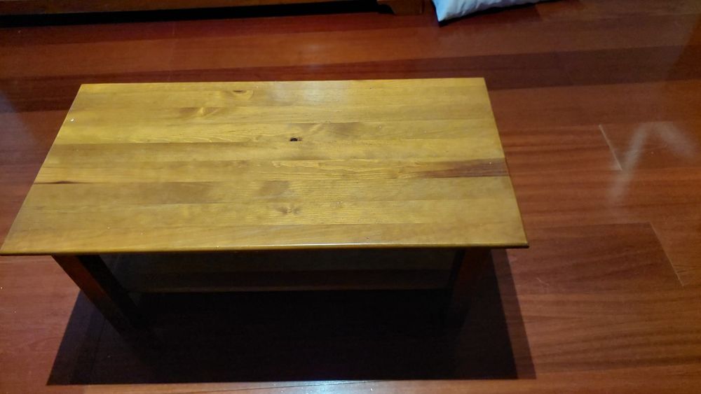 Mesa de pinho maciço.
