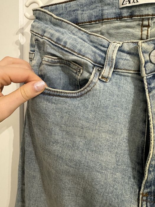 Jasne męskie jeansy