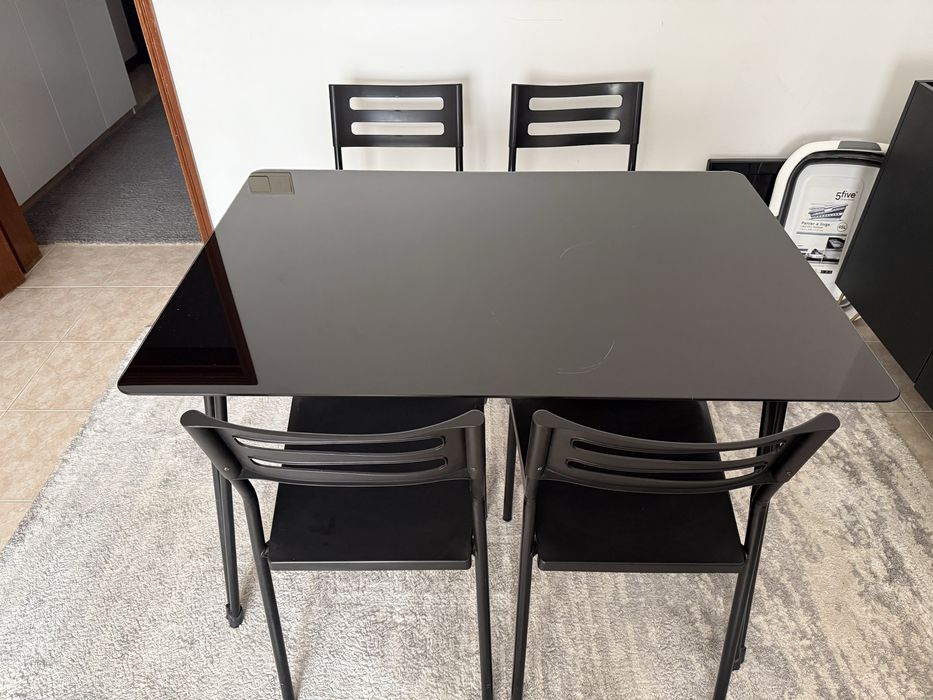 Mesa pretas + 4cadeiras